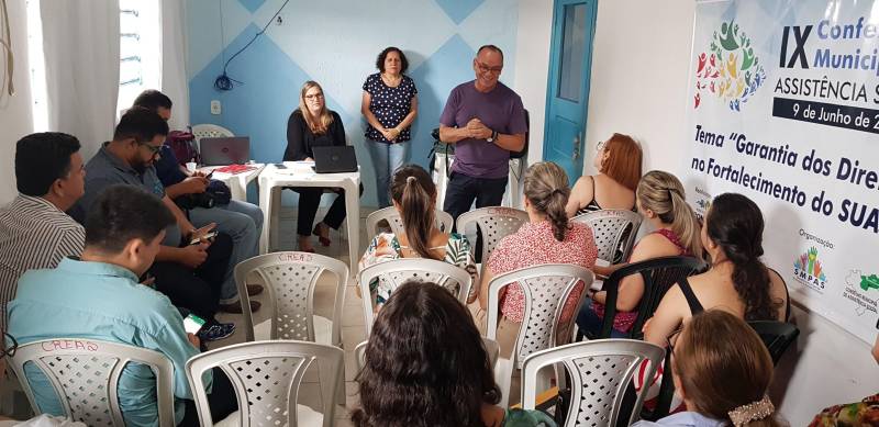 Na quarta-feira (7), a reunião do Fórum foi realizada em Rondon do Pará (foto). No município, representantes dos poderes públicos locais e integrantes de movimentos sociais montaram as câmaras temáticas, que devem se reunir na próxima quinzena. Para a moradora Evenize Cintra, a sociedade civil está voltando a ser vista com outros olhos. “Eu fiquei maravilhada com o projeto porque a gente viu que a sociedade foi enxergada, consequentemente ela mobiliza a gestão em si. Quando eu li a lei (da Socioeconomia) deu um novo ânimo”, ressaltou.
´
FOTO: ASCOM / CRGSP
DATA: 07.11.2018
RONDON DO PARÁ - PARÁ <div class='credito_fotos'>Foto: ASCOM CRGSP | <a href='/midias/2018/originais/6898678b-7f2f-4051-9fea-02ee44603375.jpg' download><i class='fa-solid fa-download'></i> Download</a></div>