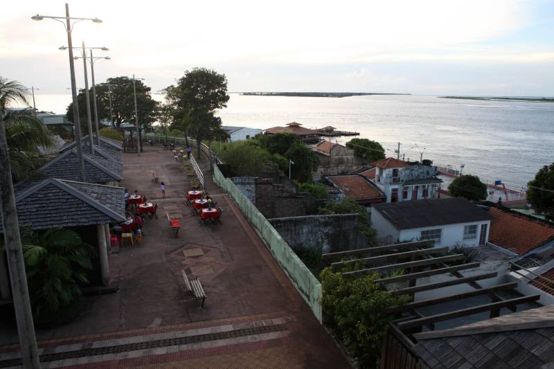 A cidade de Santarém, região do Baixo Amazonas, estará em festa nesta sexta (22), quando completará 357 anos de existência. Às vésperas do aniversário, nesta quinta-feira (21), a população ganha uma maratona de shows culturais promovidos na Praça de Eventos da cidade, com início a partir das 18h.
FOTO: RODOLFO OLIVEIRA / ARQUIVO AG. PARÁ
DATA: 21.06.2018
SANTARÉM - PARÁ <div class='credito_fotos'>Foto: Rodolfo Oliveira/Ag. Pará | <a href='/midias/2018/originais/68ad96c8-dd9f-4686-9033-aed497909fb9.jpg' download><i class='fa-solid fa-download'></i> Download</a></div>