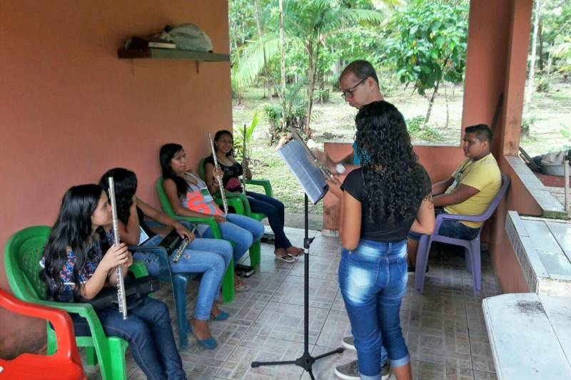 Começou nesta quarta-feira (2), na vila de Juçarateua, no município de Colares, na região nordeste do Pará, a primeira edição 2018 do “Mini Painel de Interiorização para Bandas de Música” (foto). Criado no ano passado, o evento segue o mesmo modelo dos paineis de bandas realizados pela Funarte em parceria com a Fundação Carlos Gomes e tem o objetivo de capacitar músicos de municípios do interior do estado através de oficinas musicais. As oficinas são ministradas por professores de canto e instrumentos do Instituto Estadual Carlos Gomes, que se deslocaram até o município para levar conhecimento musical para alunos de algumas das principais localidades de Colares, onde existe atuação da Fundação Carlos Gomes por meio do incentivo e valorização das bandas de música.
FOTO: ASCOM / FCG
DATA: 02.05.2018
COLARES - PARÁ <div class='credito_fotos'>Foto: ASCOM FCG | <a href='/midias/2018/originais/68b28804-53e3-4a5c-94bf-62e9dc49e346.jpg' download><i class='fa-solid fa-download'></i> Download</a></div>