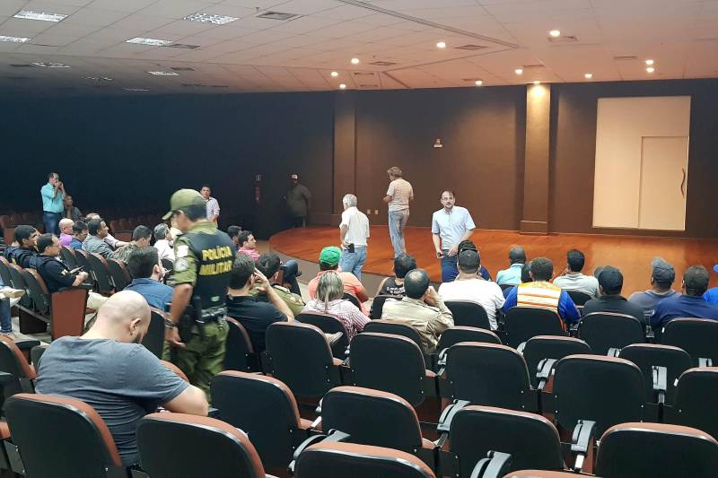Caminhoneiros liberaram 300 mil litros de combustível por dia para a cidade de Marabá e outros municípios do sudeste paraense, a fim de atender prioritariamente serviços básicos, como saúde, educação, segurança e limpeza pública. Alguns postos, dos 47 que funcionam em Marabá, começaram a ser abastecidos na noite desta segunda-feira (28). A decisão da categoria resultou de uma negociação entre o Comitê Gestor de Crise e a categoria, em reunião realizada no Carajás Centro de Convenções, na tarde de hoje.
FOTO: ASCOM CRGSP
DATA: 28.05.2018
BELÉM - PARÁ <div class='credito_fotos'>Foto: ASCOM CRGSP | <a href='/midias/2018/originais/68b46336-c257-477d-8551-7dabf258f640.jpg' download><i class='fa-solid fa-download'></i> Download</a></div>