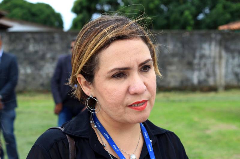 A Superintendência do Sistema Penitenciário do Estado (Susipe) inaugurou, nesta terça-feira (18), no Complexo Penitenciário de Santa Izabel, um espaço com seis salas de vídeo audiência que vão funcionar dentro de um contêiner de 30 m², totalmente reformado e adaptado. Cada sala está equipada com central de ar condicionado, televisão conectada ao equipamento de videoconferência (câmera e microfone), duas cadeiras e câmera de segurança. Todas as salas estão conectadas diretamente com o Tribunal de Justiça do Pará via cabos de fibra óptica, com um link dedicado com velocidade de 100 megas. O investimento foi de mais de R$ 1 milhão de reais, dos recursos do Fundo Penitenciário Nacional. Em 2018, a Susipe recebeu 12.300 pedidos de audiências, só que 12% não foram atendidos, principalmente por dificuldades de logística e escolta. Para o superintendente da Susipe, Michell Durans, o novo espaço terá um impacto muito grande na redução de custos com transporte e agilidade das audiências. Na foto, a coordenadora de procedimentos de custódia da Susipe, Waléria Albuquerque.

FOTO: VELOSO JÚNIOR / ASCOM SUSIPE
DATA: 18.12.2018
SANTA IZABEL - PARÁ <div class='credito_fotos'>Foto: Veloso Junior / Ascom Susipe   |   <a href='/midias/2018/originais/68d0d2de-a287-48d4-8e7f-68802de05356.jpg' download><i class='fa-solid fa-download'></i> Download</a></div>