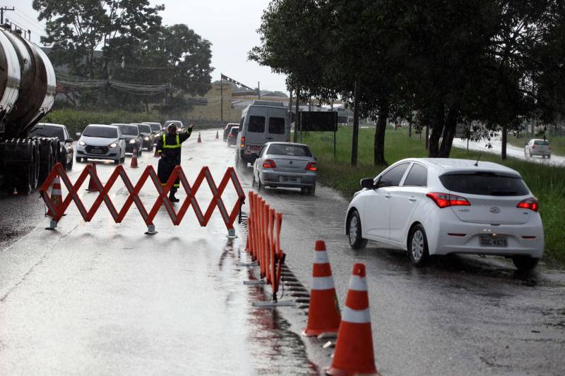 Foi bem sucedida a medida inédita de inversão no trânsito no trecho compreendido entre os quilômetros 13 e 6 da rodovia BR-316, entre os municípios de Marituba e Ananindeua. A ação foi programada para o período de 16h às 22h da terça-feira (13), com o propósito de garantir maior fluidez ao trânsito de veículos que retornavam do feriado de Carnaval.
FOTO: SIDNEY OLIVEIRA / AG. PARÁ
DATA: 13.02.2017
ANANINDEUA - PARÁ <div class='credito_fotos'>Foto: Sidney Oliveira/Ag. Pará | <a href='/midias/2018/originais/68d760c7-a0f3-4b29-b72d-22f5fe660d37.jpg' download><i class='fa-solid fa-download'></i> Download</a></div>