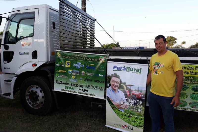 Um dos caminhões entregues servirá para auxiliar as atividades desenvolvidas pela Cooperativa dos Produtores Rurais (Cooprusan) que atua em Santarém, Belterra e Mojuí dos Campos. Segundo o presidente da entidade, Cidinei Nunes (foto), a aquisição do caminhão representa uma economia no transporte de produtos comercializados pela Cooprusan.
FOTO: SAMUEL ALVARENGA / ASCOM CRGBA
DATA: 06.07.2018
SANTARÉM - PARÁ <div class='credito_fotos'>Foto: SAMUEL ALVARENGA / ASCOM CRGBA | <a href='/midias/2018/originais/68e654c3-16d8-43d5-88a9-fa2c4de3ddb5.jpg' download><i class='fa-solid fa-download'></i> Download</a></div>