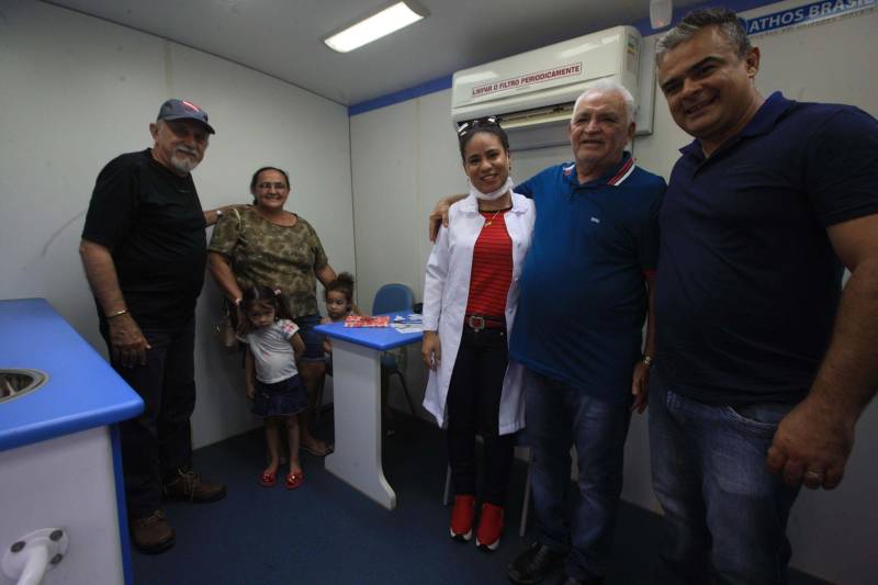 O governador Simão Jatene está no município de Bragança, nordeste do Estado, neste sábado (19), para visitar algumas das localidades atingidas pelas enchentes provocadas pelas chuvas do início da semana. A Defesa Civil Estadual está articulando as secretarias de Estado para atender às pessoas afetadas pelos alagamentos. Até o momento são três famílias desabrigadas e mais de três mil pessoas afetadas, principalmente na comunidade de Maranhãozinho. A prefeitura decretou estado de alerta. Uma sala de situação foi montada no município para o gerenciamento das ações que atendem às famílias. Na foto, o governador Simão Jetene em visita a unidade do Pro Paz no município.
FOTO: RODOLFO OLIVEIRA / AG. PARÁ
DATA: 19.05.2018
BRAGANÇA - PARÁ <div class='credito_fotos'>Foto: Rodolfo Oliveira/Ag. Pará | <a href='/midias/2018/originais/68ea454e-2916-4d01-ad6b-8e5a073d3df8.jpg' download><i class='fa-solid fa-download'></i> Download</a></div>