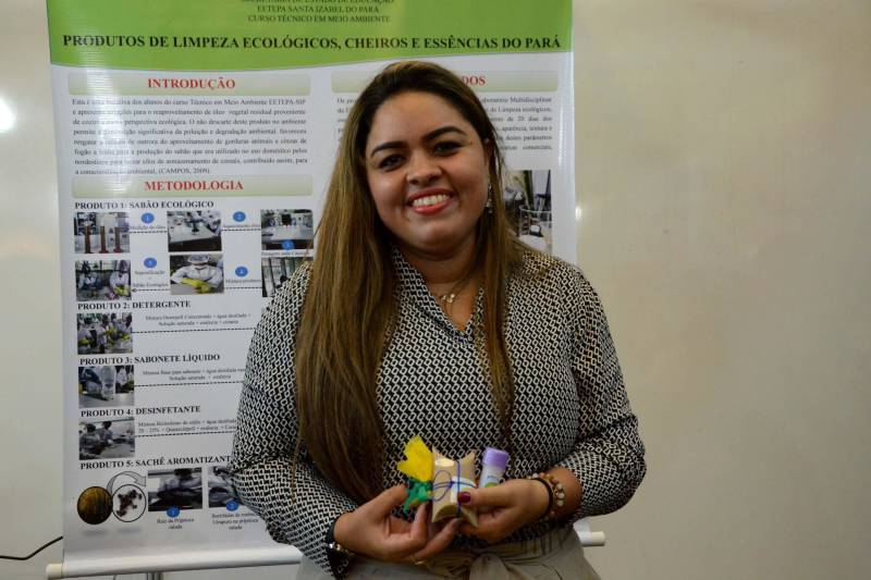 O século XXI clama por atitudes sustentáveis, e os professores e alunos do curso Técnico em Informática e Meio Ambiente, da Escola Técnica Albertina Leitão, de Santa Izabel do Pará, na Região Metropolitana de Belém, estão dispostos a desenvolver atitudes voltadas à sustentabilidade. Eles apresentaram dois projetos na quarta-feira (06), no estande da Secretaria de Estado de Educação (Seduc) na Feira Pan-Amazônica do Livro, que ocorre no Hangar, em Belém, até o próximo domingo (10). A maquete de produção de energia eólica e os produtos de limpeza ecológicos cheiros e essências do Pará atraíram muitos visitantes. Segundo o professor de Meio Ambiente Ray Fran Pires, a maquete que gera energia elétrica com a força do vento é uma solução simples de geração limpa e renovável de energia, que não polui e nem exaure a natureza. Na foto, a professora Luciana Otoni.
FOTO: FERNANDO NOBRE / ASCOM SEDUC
DATA: 07.06.2018
BELÉM - PARÁ <div class='credito_fotos'>Foto: FERNANDO NOBRE/ASCOM SEDUC | <a href='/midias/2018/originais/68eb6547-a917-4ace-b07a-785e3c0f2f93.jpg' download><i class='fa-solid fa-download'></i> Download</a></div>