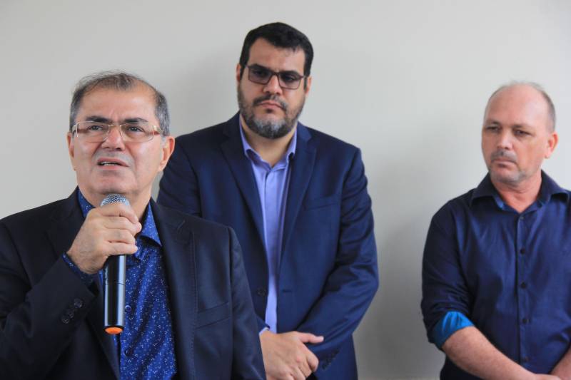 O município de Sapucaia recebeu nesta quarta-feira, 5, uma Unidade Integrada Pro Paz (UIPP). Um investimento do Governo do Estado de R$ 1.134.131,00. Segundo o Secretário de Estado de Segurança Pública, Luiz Fernandes (foto), afirma que já mais de 80 novas UIPP’s no Pará, com as reformadas e reestruturadas esse número chega a 120 unidades. O titular da SEGUP destaca que o mais importante não é a estrutura física, mas o conceito empregado. De Sapucaia, a comitiva foi para Redenção onde inaugurou o 7º Batalhão de Polícia Militar, uma obra orçada em R$ 2.808.000,00. Atualmente o BPM conta com 145 policiais, 6 viaturas incluindo a Patrulha Rural e 12 motocicletas. O Comandante do Batalhão, o Major José Ricardo Chaves, informou que a maior ocorrência no município são roubos de motos, mas pontuou que a maior parte dos veículos é encontrada pela PM na cidade e cidades vizinhas.

FOTO: RODOLFO OLIVEIRA / AG PARÁ
DATA: 05.12.2018
SAPUCAIA - PARÁ <div class='credito_fotos'>Foto: Rodolfo Oliveira/Ag. Pará   |   <a href='/midias/2018/originais/68ec598d-abce-4b33-861e-5f57abf32dea.jpg' download><i class='fa-solid fa-download'></i> Download</a></div>