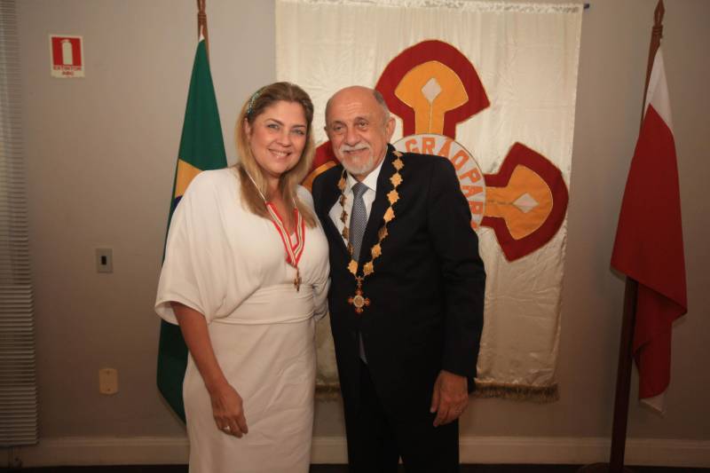 O Governo do Estado do Pará concedeu hoje 230 comendas do Mérito Grão-Pará (foto), a mais alta do Estado, a autoridades e servidores que se destacaram nos últimos oito anos de serviços prestados à população. “O ciclo que encerramos hoje não encerra nossa missão de servir ao público, porque uma vez servidores públicos, trabalhando em benefício da população, nunca mais deixamos de sê-lo, pois essa missão fica gravada em nossos corações”, disse o governador Simão Jatene aos agraciados. O governador entregou, pessoalmente, uma a uma as condecorações.  Das 230 medalhas, 14 foram no grau de Grande Oficial, 60 no grau de Comendador, 8 no grau de Oficial e 11 no grau de Cavaleiro aos servidores civis. Entre os militares, 4 receberam no grau de Comendador, 38 de Oficial e 109 no grau de Cavaleiro.

FOTO: CRISTINO MARTINS / AG. PARÁ
DATA: 31.12.2018
BELÉM - PARÁ <div class='credito_fotos'>Foto: Cristino Martins/Ag. Pará   |   <a href='/midias/2018/originais/68ed4044-30a8-4641-b51f-60e2bed87f3b.jpg' download><i class='fa-solid fa-download'></i> Download</a></div>