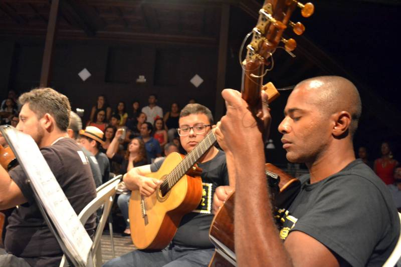 Um repertório inteiro baseado na obra de Jacob do Bandolim, muitos sorrisos e uma plateia extremamente participativa e atenta. Assim foi a noite da última sexta-feira, 4, no Teatro Experimental Waldemar Henrique, na Praça da República, em Belém. O espetáculo (foto) promovido por mais de 45 músicos foi o encerramento do primeiro módulo do projeto, uma iniciativa da Fundação Cultural do Pará que desde 2006 reúne músicos em vários estágios de aprendizado e de várias idades - dos 13 aos 60 - e difunde o choro como um dos principais estilos musicais paraenses.
FOTO: ASCOM / FCP
DATA: 05.05.2018
BELÉM - PARÁ <div class='credito_fotos'>Foto: ASCOM FCP | <a href='/midias/2018/originais/68efc367-518e-4d2f-a213-bf2e5bd93df0.jpg' download><i class='fa-solid fa-download'></i> Download</a></div>