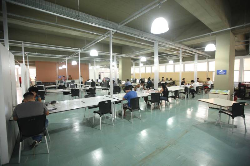 Ao entrar na Biblioteca Arthur Viana, localizada no Centro Cultural e Turístico Tancredo Neves (Centur), é possível visualizar e sentir as diferenças logo ao chegar. O espaço, que desde 2015 passava por reformas, está completamente pronto para sua reinauguração, que deve acontecer já na próxima semana. Iluminação adequada, climatização renovada, mudança de estantes e outros móveis que contribuíram para a ampliação do espaço, além de um verdadeiro upgrade em diversos espaços de convivência, serviços e estudos, trouxeram novos ares a centenária biblioteca.
FOTO: THIAGO GOMES / AG. PARÁ
DATA: 27.04.2018
BELÉM - PARÁ <div class='credito_fotos'>Foto: Thiago Gomes /Ag. Pará | <a href='/midias/2018/originais/68f4c57a-dc6e-49d3-a9af-7437b1d99d37.jpg' download><i class='fa-solid fa-download'></i> Download</a></div>