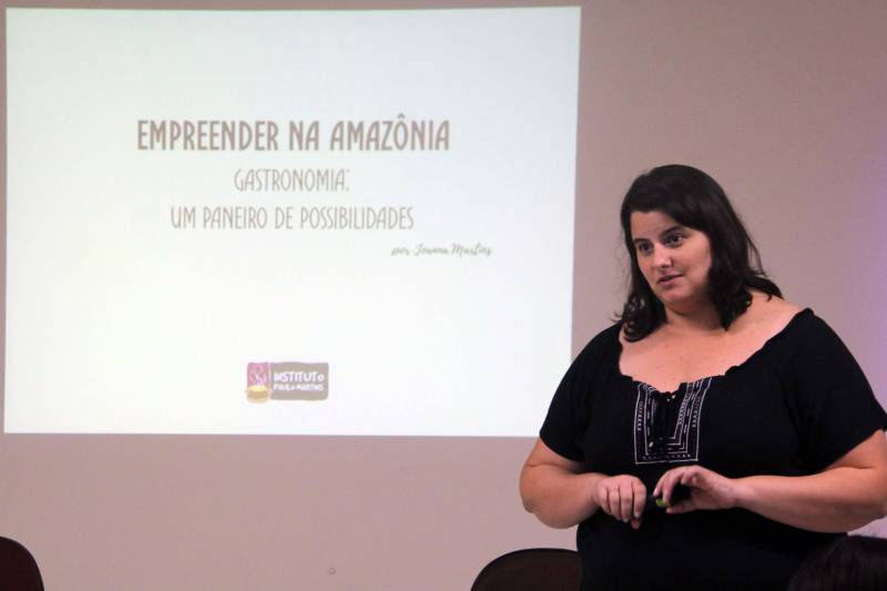 Os autores dos 14 projetos selecionados para a última fase do Desafio InovaTur, uma ação conjunta das secretarias de Estado de Turismo (Setur) e de Ciência, Tecnologia e Educação Profissional e Tecnológica (Sectet), participaram de palestras na tarde de quinta-feira (26) com o secretário de Estado de Turismo, Adenauer Góes, e com a empresária do setor gastronômico Joanna Martins (d). O InovaTur busca soluções para a promoção do Estado do Pará como destino turístico nos principais mercados emissores de turistas, tanto nacionais quanto internacionais. O desafio conta com a parceria do Parque de Ciência e Tecnologia (PCT) Guamá e da Agência de Inovação Tecnológica da Universidade Federal do Pará (Universitec).
FOTO: ISRAEL PEGADO / ASCOM SETUR
DATA: 27.04.2018
BELÉM - PARÁ <div class='credito_fotos'>Foto: ISRAEL PEGADO / ASCOM SETUR | <a href='/midias/2018/originais/68f7b0b4-350b-492d-9be5-800f7d16a799.jpg' download><i class='fa-solid fa-download'></i> Download</a></div>