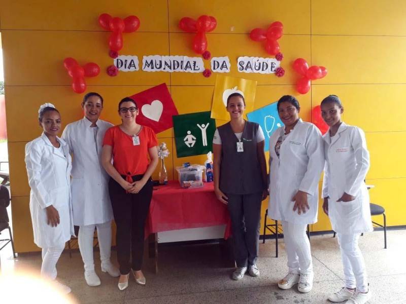 Centenas de pessoas, entre colaboradores, usuários, acompanhantes e a comunidade foram beneficiadas com a ação de educação em saúde (foto), promovida pela equipe multiprofissional do Hospital Regional Público do Leste (HRPL), em Paragominas, nesta sexta-feira, 6, em comemoração alusiva ao Dia Mundial da Saúde, festejado neste sábado, 7. A ação foi realizada no hospital e no centro de Paragominas. A equipe multiprofissional do hospital, que presta assistência de média e alta complexidade para 23 municípios do nordeste paraense, aderiu à campanha da Organização Mundial de saúde (OMS) com a realização de programação interna e externa, de 10h às 19h, com palestras, orientações, atividades laborais, distribuição de material educativo sobre prevenção em saúde e oferta de serviços aos colaboradores, usuários, acompanhantes e à população em geral.
FOTO: ASCOM / HRPL
DATA: 07.04.2018
PARAGOMINAS - PARÁ <div class='credito_fotos'>Foto: ASCOM HRPL | <a href='/midias/2018/originais/68fd073e-28af-4847-99a3-2ee0bba87f98.jpg' download><i class='fa-solid fa-download'></i> Download</a></div>