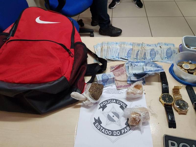 As Polícias Civil e Militar intensificaram as operações de prevenção e combate ao crime em Santa Izabel do Pará, na Região Metropolitana de Belém (RMB). Durante as ações policiais realizadas nos últimos dias, seis pessoas foram presas em flagrante. Cinco delas envolvidas em tráfico de drogas. Outra pessoa foi presa após tentar cometer homicídio na região. Além dos presos, drogas foram apreendidas. As operações também foram responsáveis pela fiscalização de bares e festas dançantes na cidade. O balanço foi divulgado nesta sexta-feira, 11. De acordo com o delegado Augusto Damasceno, titular da Seccional de Santa Izabel do Pará, as operações contaram com parceria do Departamento Municipal de Trânsito para realização de abordagens e fiscalização de estabelecimentos na cidade. "Vários veículos foram fiscalizados. Onze bares foram fiscalizados. Três bares foram fechados por não estarem legalizados. Foi fechada uma festa dançante que ocorria na Vila de Americano, porque o estabelecimento não possuía condições de segurança. Duas adolescentes foram encontradas no local", detalha o delegado. O Conselho Tutelar de Santa Izabel do Pará foi acionado e o responsável pelo evento foi conduzido para a Seccional de Polícia. Na foto, material apreendido com os acusados Dimas ferreira, Edivana Sousa e Maria Ediane.
FOTO: ASCOM / POLÍCIA CIVIL
DATA: 11.05.2018
SANTA IZABEL- PARÁ <div class='credito_fotos'>Foto: Ascom / Polícia Civil | <a href='/midias/2018/originais/68ff18ff-9a39-44a3-813b-3872c0a41ec3.jpg' download><i class='fa-solid fa-download'></i> Download</a></div>