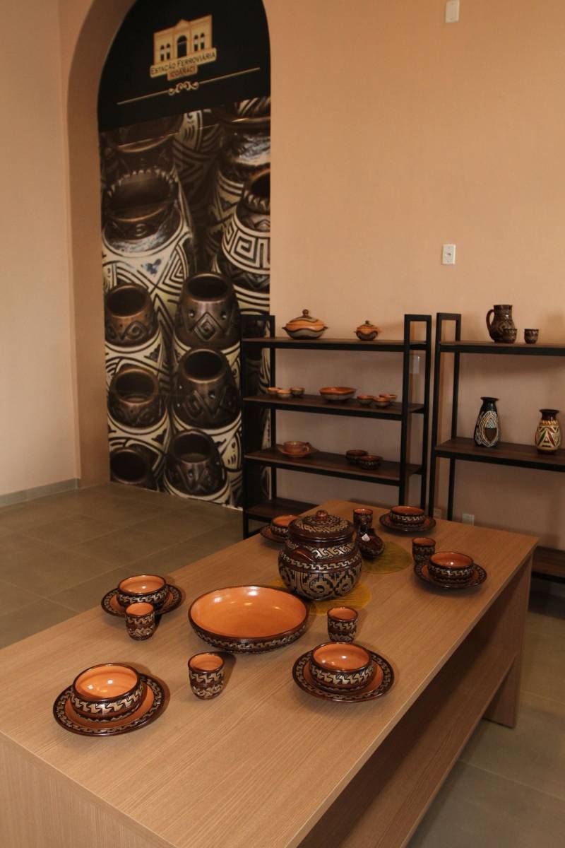 O Governo do Pará entregou nesta quarta-feira, 26, o prédio restaurado da antiga Estação de Trem de Icoaraci (foto). A entrega foi feita pelo governador Simão Jatene. “Estamos recuperando um pedaço importante da história de Belém, de todo o Pará”, disse o governador. Após cinco meses de reforma, a antiga Estação Ferroviária de São João de Pinheiro, atual Icoaraci, foi entregue totalmente restaurada. Há pelo menos 35 anos, o espaço era ocupado pela Cooperativa de Artesãos de Icoaraci (Coarti) e agora vai servir para comercialização e exposição de artesanato, além de espaço para eventos culturais. “Será um espaço multiuso, para manifestações culturais, manifestações sociais e, claro, para a comercialização de artesanato, que é o carro-chefe de Icoaraci”, disse o secretário de estado de Desenvolvimento Econômico, Mineração e Energia (Sedeme), Hildegardo Nunes.

FOTO: CRISTINO MARTINS / AG. PARÁ
DATA: 26.12.2018
ICOARACI - PARÁ <div class='credito_fotos'>Foto: Cristino Martins/Ag. Pará   |   <a href='/midias/2018/originais/690a4635-b0f9-4772-8de7-50a37b9074a7.jpg' download><i class='fa-solid fa-download'></i> Download</a></div>