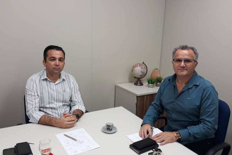 O secretário regional de Governo do Baixo Amazonas, Olavo das Neves, reuniu-se nesta quinta-feira (15), em Santarém, com representantes de instituições do sistema de segurança pública na região do Baixo Amazonas. O objetivo foi o de aproximar e informar aos representantes sobre a forma de atuação do Centro Regional, a partir de um novo modelo, baseado na governança compartilhada. Na foto, o gerente regional do Centro de Perícias Científicas Renato Chaves, José Elinaldo Silva (d).
FOTO: SAMUEL ALVARENGA / SECOM
DATA: 15.02.2018
BELÉM - PARÁ <div class='credito_fotos'>Foto: Samuel Alvarenga / Secom | <a href='/midias/2018/originais/690b9c9d-07d5-4030-8881-36a55bd3f731.jpg' download><i class='fa-solid fa-download'></i> Download</a></div>