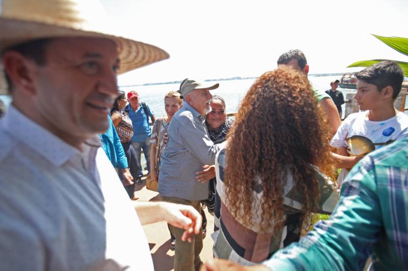 O município de Itaituba, localizado a cerca de 1,3 mil quilômetros de Belém, no sudoeste do Pará, recebeu agenda do Governo do Estado nesta terça-feira (3). O governador Simão Jatene (foto) visita uma série de obras no município, entre elas a da escola com 12 salas de aula que está sendo construída no distrito de Miritituba e do Hospital Regional Público do Tapajós. A comitiva governamental fará inspeção ainda nas obras do novo sistema de abastecimento e tratamento de água da Companhia de Saneamento do Pará (Cosanpa).
FOTO: MARCELO LELIS / AG. PARÁ
DATA: 03.07.2018
ITAITUBA - PARÁ <div class='credito_fotos'>Foto: Marcelo Lelis / Ag. Pará | <a href='/midias/2018/originais/690d4b03-351d-483f-87e8-03780359ff10.jpg' download><i class='fa-solid fa-download'></i> Download</a></div>