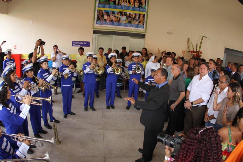 Um painel, no pátio da Escola Estadual de Ensino Médio Ruth Guimarães Ferreira, no distrito de Murinim, em Benevides, mostra 16 alunos da unidade aprovados nos últimos vestibulares. Desses, 12 irão estudar na Universidade Federal do Pará (UFPA). São os primeiros resultados de um processo que começou há nove meses, quando a escola entrou em reforma e ampliação. A nova “Ruth Guimarães Ferreira” foi entregue oficialmente nesta segunda-feira, 26, pelo governador Simão Jatene. Reformada e ampliada, a escola tem agora seis salas de aula; quatro laboratórios (multiuso, multidisciplinar, informática e de leitura); cozinha; refeitório e dispensa; quadra poliesportiva, vestiários feminino e masculino; área de convivência; sala para Atendimento Educacional Especializado (AEE) e acessos para pessoas com deficiência. Espaços de sobra para seus 892 alunos, distribuídos em três turnos do Ensino Médio. A obra custou R$ 2,446 milhões.
FOTO: CRISTINO MARTINS / AG. PARÁ
DATA: 26.03.2018
BENEVIDES - PARÁ <div class='credito_fotos'>Foto: Cristino Martins/Ag. Pará | <a href='/midias/2018/originais/69113cda-2cd4-4f88-be0c-fbb4cecf1da4.jpg' download><i class='fa-solid fa-download'></i> Download</a></div>