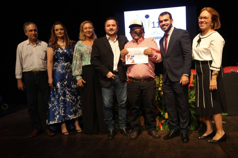 A servidora pública estadual Terezinha Medeiros, 61 anos, que trabalha há 33 na Fundação Santa Casa de Misericórdia do Pará foi a sorteada entre 53 servidores para receber o Prêmio de Servidor Nota 10 de 2018. Ela representa os 107 mil servidores que fazem parte do quadro do Governo do Pará. A premiação aconteceu durante cerimônia realizada na noite desta terça-feira (6), no Teatro Margarida Schivasappa (Centur). Esta foi a 11ª edição do Prêmio Servidor Nota 10.
FOTO: CARLOS SODRÉ / AG. PARÁ
DATA: 06.11.2018
BELÉM - PARÁ <div class='credito_fotos'>Foto: CARLOS SODRÉ / AG. PARÁ | <a href='/midias/2018/originais/6915ae56-2bdd-478a-982b-54fafd06ae66.jpg' download><i class='fa-solid fa-download'></i> Download</a></div>