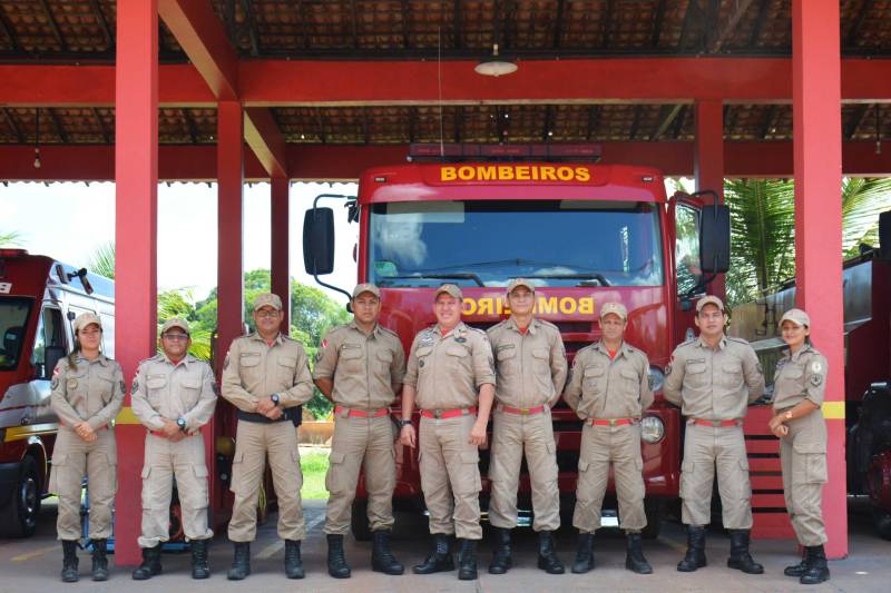 A terça-feira de Carnaval (13) nas praias do município de Barcarena foi marcada pelo trabalho de prevenção e de orientação aos frequentadores. Militares do Corpo de Bombeiros trabalharam intensamente no quarto dia da Operação Carnaval 2018 nas praias e blocos de rua, a fim de garantir a segurança de todos. A festa em Barcarena só terminará na Quarta-feira de Cinzas, com atrações musicais. As praias de Caripi, Vila do Conde, Cupiranga e Sirituba receberam o reforço do efetivo militar para atender os banhistas em qualquer situação. Com a tranquilidade nas praias, não houve registro de ocorrências graves, resultado do trabalho preventivo realizado pelo 6° Grupamento de Bombeiros Militar de Barcarena.
FOTO: ASCOM / CBMPA
DATA: 13.02.2018
BARCARENA - PARÁ
<div class='credito_fotos'>Foto: ASCOM / CBMPA | <a href='/midias/2018/originais/6918455f-0bb1-4075-be01-b7be721e5132.jpg' download><i class='fa-solid fa-download'></i> Download</a></div>