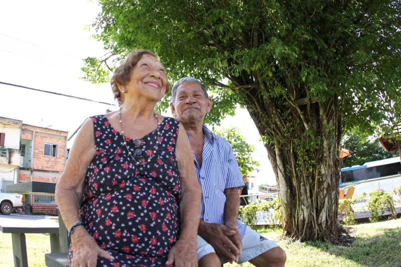 "Agora temos um espaço melhor, mais confortável e seguro para a diversão de nossas crianças e lazer de todos", afirmou Joane Boás, 43 anos. A mãe da pequena Sophia, de 5 anos, comemora ao ver a nova praça da comunidade, no Curió-Utinga, em Belém. O espaço, localizado nas proximidades do Parque Estadual do Utinga, foi entregue oficialmente, neste domingo (01). A cerimônia contou com a presença do governador Simão Jatene, comunidade, entre outras autoridades. Entre os que acompanharam essa evolução do bairro do Curió-Utinga está dona Clara Queiroz (e). Ela conta que, ao longo de seus 101 anos, nunca viu tamanha transformação, uma fase ímpar para a comunidade. Ao lado de seu genro, Valdir Modesto, 82 anos (d), ela aproveita a nova praça para pegar o sol da manhã e admirar a movimentação de visitantes do Parque do Utinga.
FOTO: CRISTINO MARTINS / AG. PARÁ
DATA: 01.04.2018
BELÉM - PARÁ <div class='credito_fotos'>Foto: Cristino Martins/Ag. Pará | <a href='/midias/2018/originais/6918f915-2aa8-4296-adf3-8b0d339049bb.jpg' download><i class='fa-solid fa-download'></i> Download</a></div>