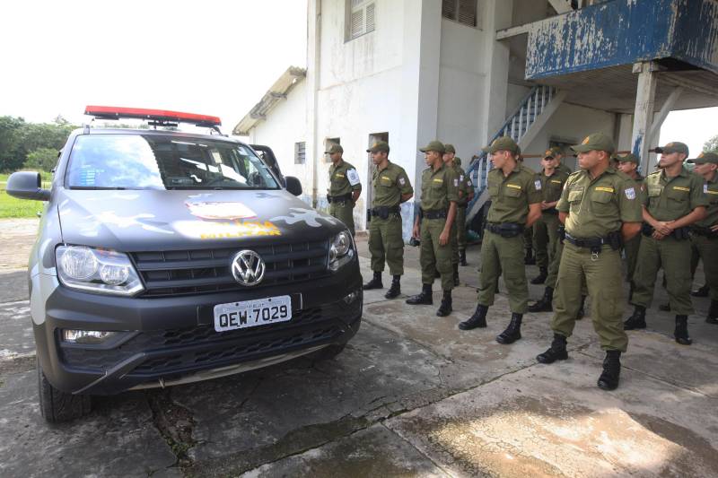 “A sociedade está prestes a receber novos policiais, profissionais prontos e treinados para defender o cidadão. Mesmo ainda não tendo encerrado o curso, já me sinto um PM. A instituição pode ter certeza que estarei sempre de pronto-emprego para atender no que ela precisar de mim”. A fala do aluno do Centro de Formação, dita nesta segunda-feira (7) durante uma aula do Curso de Formação e Aperfeiçoamento de Praças (CFAP) da Polícia Militar do Pará, demonstra o sentimento dos cerca de 2 mil homens e mulheres que estão próximos de encerrar o curso e iniciar seus trabalhos nas ruas. Em Belém, na sede do CFAP, estão em fase de conclusão da formação, cerca de 500 alunos (foto), entre homens e mulheres. Já no interior do Estado, outros 1. 500 passam pelo curso que também acontece nos municípios Conceição do Araguaia, Itaituba, Santarém, Marabá, Parauapebas, Castanhal, Santa Izabel do Pará, Tucuruí, Paragominas, Capanema, Bragança, Altamira, Barcarena, Soure e Breves. A previsão é que no início de agosto deste ano, todos já estejam efetivamente nas ruas. Aprovados no último concurso público da instituição, os futuros policiais estão desde outubro de 2017 participando de um novo modelo formação. De acordo com o major Arthur Silva, sub-comandante do CFAP, a mudança na grade do curso quase dobrou o número de horas aula.
FOTO: RODOLFO OLIVEIRA / AG. PARÁ
DATA: 08.05.2018
BELÉM - PARÁ <div class='credito_fotos'>Foto: Rodolfo Oliveira/Ag. Pará | <a href='/midias/2018/originais/691c07c2-042b-4bf0-bb50-ea96f006e45a.jpg' download><i class='fa-solid fa-download'></i> Download</a></div>