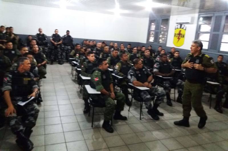 As ações de segurança referentes ao clássico entre Remo e Paysandu, na tarde deste domingo, em Belém, seguem garantindo a ordem e a segurança dos torcedores e moradores da capital e Região Metropolitana de Belém (RMB). Até às 16h deste domingo (11), nenhuma ocorrência grave foi registrada. Um princípio de tumulto entre membros de torcida organizada, dentro de um ônibus que transitava pela avenida Senador Lemos, no bairro Sacramenta, chamou a atenção das guarnições da Polícia Militar, que de imediato interveio prevenindo um possível confronto. Os envolvidos foram revistados e liberados.
FOTO: ASCOM / PMPA
DATA: 11.03.2018
BELÉM - PARÁ <div class='credito_fotos'>Foto: ASCOM / PMPA | <a href='/midias/2018/originais/691e6852-0eab-462d-a84c-6fcb8b656d16.jpg' download><i class='fa-solid fa-download'></i> Download</a></div>