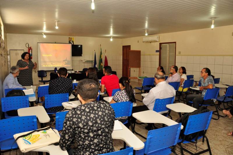 A Estratégia Pré-Natal do Parceiro (EPNP) pode ser considerada uma importante porta de entrada do Sistema Único de Saúde (SUS) para a população masculina, pois ao acompanharem suas mulheres ou companheiras na consulta do pré-natal, os homens serão abordados por profissionais de saúde e, da mesma forma que as mulheres, terão acesso a consultas, exames e a todos os serviços ofertados pela Rede Pública de Saúde. Essa foi uma das constatações feitas pelo coordenador nacional de Saúde do Homem do Ministério da Saúde, Francisco Norberto Moreira da Silva, que veio a Belém, apresentar a Atualização da Política Nacional de Atenção Integral à Saúde do Homem (PNAISH) instituída pela portaria 1944 de 27 de agosto de 2009. A apresentação foi feita, na quinta-feira (28), no auditório da Escola Técnica do SUS (Etsus), durante oficina organizada pela Coordenação Estadual de Saúde do Homem.
FOTO: JOSÉ PANTOJA / ASCOM SESPA
DATA: 29.06.2018
BELÉM - PARÁ <div class='credito_fotos'>Foto: José Pantoja / Ascom Sespa | <a href='/midias/2018/originais/6926be23-d30b-42a2-9190-a1f964e358ca.jpg' download><i class='fa-solid fa-download'></i> Download</a></div>