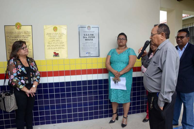 A Secretaria de Estado de Educação realizou na tarde desta terça-feira (04) visita para entrega de obra da Escola Estadual de Ensino Fundamental e Médio Dra. Ester Mouta, no município de Ponta de Pedras, na Ilha do Marajó. “A toda a comunidade e munícipe de Ponta de Pedras, a Escola Ester Mouta”, entregou a Secretaria de Estado de Educação, Ana Claudia Serruya Hage. “Nos inauguramos a escola com padrão de qualidade e agora cabe a todos os alunos, diretores e professores zelarem por esta escola que é um patrimônio púbico e que certamente várias gerações ainda passarão por ela. E que possamos manter ainda mais a cultura e a educação elevada em Ponta de Pedras", frisou Ana Claudia. Na foto, o vice prefeito do município, Cícero Brito (ao microfone).
FOTO: FERNANDO NOBRE / ASCOM SEDUC
DATA: 04.12.2018
PONTAS DE PEDRAS - PARÁ <div class='credito_fotos'>Foto: FERNANDO NOBRE/ASCOM SEDUC | <a href='/midias/2018/originais/692dddfe-f194-4670-b57f-524641b59e0c.jpg' download><i class='fa-solid fa-download'></i> Download</a></div>