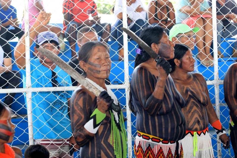Uma caminhada pelas principais ruas de São Félix do Xingu foi o ponto alto da programação da Semana dos Povos Indígenas nesta quarta-feira (18). Os índios se concentraram em frente à Secretaria Municipal de Cultura, entoando cantos de guerra e dançando na luta por direitos. Uma das principais reivindicações é a retomada de territórios e a gestão ambiental dessas áreas. Durante a passeata, caciques se revezavam proferindo palavras de ordem, enquanto todos seguiam em cadência rumo à Praça do Triângulo, onde ocorre grande parte das atividades. A passeata foi também um protesto contra a exoneração de Franklimberg Ribeiro de Freitas da presidência da Fundação Nacional do Índio (Funai). Ele teria sido demitido pelo presidente Michel Temer a pedido de deputados da bancada ruralista, em Brasília.
FOTO: RODOLFO OLIVEIRA / AG. PARÁ
DATA: 18.04.2018
SÃO FÉLIX DO XINGU - PARÁ <div class='credito_fotos'>Foto: Rodolfo Oliveira/Ag. Pará | <a href='/midias/2018/originais/69350c46-8026-4cc9-9ca1-e9d5c7c5c5fd.jpg' download><i class='fa-solid fa-download'></i> Download</a></div>