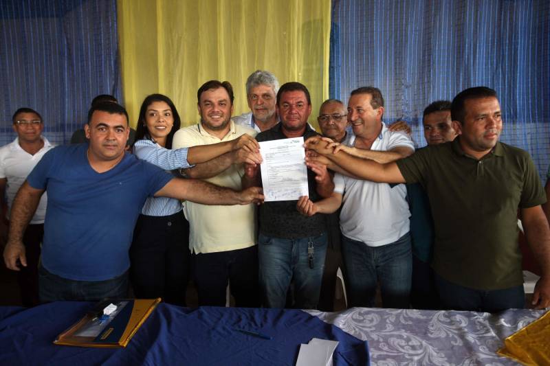 O Governo do Estado entregou (foto) na tarde desta sexta-feira (29), a ordem de serviço para a pavimentação de três quilômetros de vias no munícipio de Bonito, no Nordeste do Estado. O documento foi entregue pelo chefe do Núcleo de Governo, José Megale. O investimento na ordem de R$ 1,3 milhão faz parte dos esforços do Governo do Estado em levar mais qualidade de vida à população. A assinatura contou com a participação do presidente da Assembleia Legislativa do Estado (Alepa), deputado Márcio Miranda, e do deputado Milton Campos, que também entregou as chaves de uma retroescavadeira adquirida através de emenda parlamentar.
FOTO: SIDNEY OLIVEIRA / AG. PARÁ
DATA: 29.06.2018
BONITO - PARÁ <div class='credito_fotos'>Foto: Sidney Oliveira/Ag. Pará | <a href='/midias/2018/originais/69388c58-272d-40b3-ad1c-40d08f4f072b.jpg' download><i class='fa-solid fa-download'></i> Download</a></div>