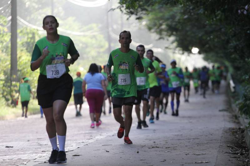 A sétima edição da Corrida e Caminhada do Servidor Público (foto), realizada no Parque do Utinga na manhã desde sábado, 10, reuniu mais de mil servidores do Governo do Pará com o objetivo de promover a saúde e a qualidade de vida. E foi com inspiração nesses dois pilares do evento que Renato Alves e Adriana Lima levaram, mais uma vez, o primeiro lugar do masculino e feminino da competição. Em sete anos de evento, a cabo do Corpo de Bombeiros Adriana Lima chegou em primeiro lugar 4 vezes. Em 2017, ela foi impedida de participar devido uma lesão no tornozelo causada por um acidente, mas esse ano se preparou com treinos pesados na areia, para ganhar força muscular. “Médicos disseram que eu nunca mais correria e ano passado eu fui assistir e chorei por não participar, mas esse ano eu vim para ganhar. Meu lema é lutar sempre desistir jamais”, disse a tetracampeã.
FOTO: CRISTINO MARTINS / AG. PARÁ
DATA: 10.11.2018
BELÉM - PARÁ <div class='credito_fotos'>Foto: Cristino Martins/Ag. Pará | <a href='/midias/2018/originais/69575aa5-9859-46b5-830a-772cf7276240.jpg' download><i class='fa-solid fa-download'></i> Download</a></div>