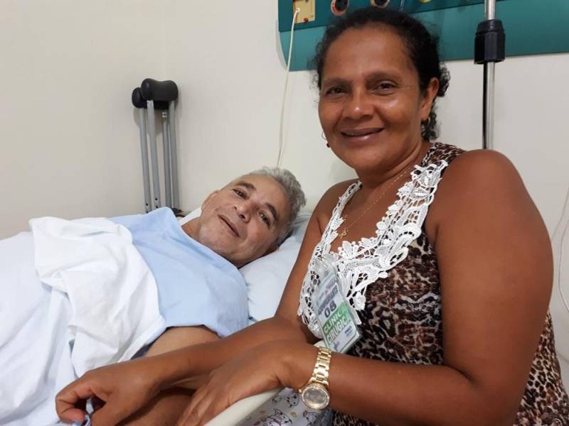 Para celebrar o Natal dos pacientes internados na Unidade, o Hospital Regional do Sudeste do Pará - Dr. Geraldo Veloso (HRSP), em Marabá (PA), preparou uma programação especial com o apoio de integrantes do Programa de Voluntariado da Pró-Saúde Associação Beneficente de Assistência Social e Hospitalar. A agenda oficial foi aberta na quinta-feira, 20/12, com a celebração de uma missa pelo Bispo da Diocese de Marabá, Dom Vital Corbellini. Nesta sexta-feira, 21/12,  haverá a apresentarão da cantata "Haja paz na Terra" e, no sábado, 22/12, os voluntários do grupo "Médicos da Alegria" distribuirão presentes para as crianças internadas no Hospital. Na foto, Francisco Ribeiro, 49 anos, e esposa.

FOTO: ASCOM / HRSP
DATA: 21.12.2018
MARABÁ - PARÁ <div class='credito_fotos'>Foto: ASCOM HRSP   |   <a href='/midias/2018/originais/69578a29-d398-4c67-9ebd-eeab5d18472e.jpg' download><i class='fa-solid fa-download'></i> Download</a></div>