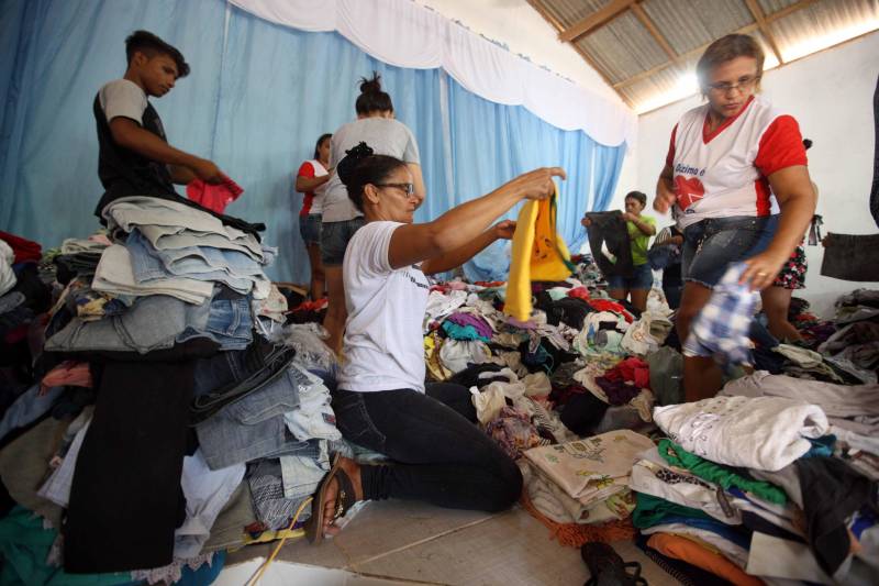 Passados dois dias da enxurrada que destruiu casas e obrigou pessoas a saírem de seus locais de moradia em Paragominas, Governo do Estado e Prefeitura continuam os trabalhos para atender as famílias afetadas, reconstruir o que ficou destruído e restabelecer a situação de normalidade no município. Desde a manhã da última quinta-feira (12), equipes da Defesa Civil intensificam as ações nos bairros atingidos.
FOTO: SIDNEY OLIVEIRA / AG. PARÁ
DATA: 14.04.2018
PARAGOMINAS - PARÁ <div class='credito_fotos'>Foto: Sidney Oliveira/Ag. Pará | <a href='/midias/2018/originais/695a3674-e56a-49b8-bbf8-5a1e55440ed5.jpg' download><i class='fa-solid fa-download'></i> Download</a></div>