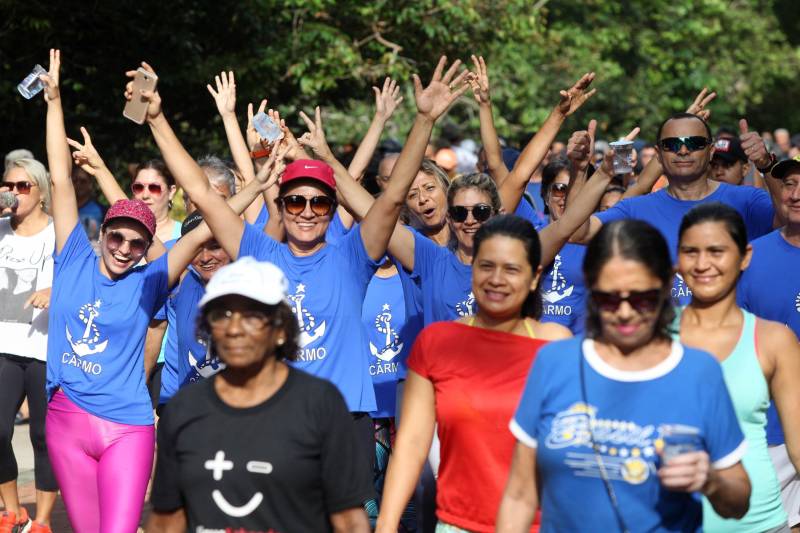 Uma reabertura feita a milhares de mãos. A fita inaugural colocada no inicio da trilha principal do Parque do Utinga foi rompida por mais de cinco mil pessoas ansiosas pelo inicio da caminhada, marcando o segundo dia da programação de reabertura do mais novo espaço paraense de lazer e interatividade com a natureza.
FOTO: SIDNEY OLIVEIRA / AG. PARÁ
DATA: 17.03.2018
BELÉM - PARÁ <div class='credito_fotos'>Foto: Sidney Oliveira/Ag. Pará | <a href='/midias/2018/originais/695a3f0f-5780-4103-a03f-2dbbb41dfe5b.jpg' download><i class='fa-solid fa-download'></i> Download</a></div>