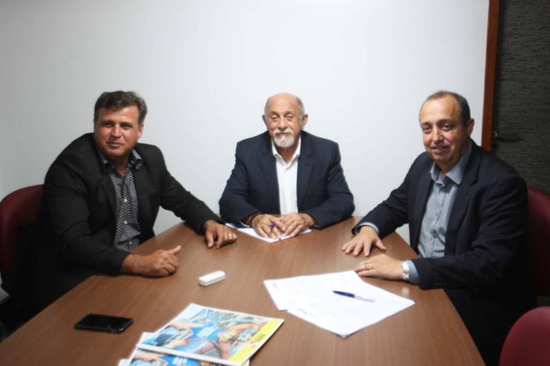 O governo do Estado, por meio da Secretaria de Saúde (Sespa), firmou dois convênios com a prefeitura do município de Senador José Porfírio, na região do Xingu, para a melhoria do atendimento oferecido pelo hospital municipal. A assinatura dos documentos ocorreu na tarde desta segunda-feira (19), no gabinete do governador, em Belém. Os investimentos somam mais de R$ 470 mil. O primeiro convênio é para a reforma emergencial da estrutura do hospital, único prestador de serviço no município, que está com a ala de intenção interditada há quase um mês por apresentar problemas em sua estrutura. A obra está orçada em aproximadamente R$ 470 mil. O repasse do recurso deve ser publicado ainda esta semana no Diário Oficial do Estado e será feito em duas parcelas. Na foto, o prefeito Dirceu Biancardi (e), o Governador Simão Jatene (c) e o secretário de Saúde, Vitor Mateus.
FOTO: IGOR BRANDÃO / AG PARÁ
DATA: 19.02.2018
BELÉM - PARÁ <div class='credito_fotos'>Foto: IGOR BRANDÃO / AG. PARÁ | <a href='/midias/2018/originais/696ee444-aff3-47a0-bc11-15b6217771f1.jpg' download><i class='fa-solid fa-download'></i> Download</a></div>