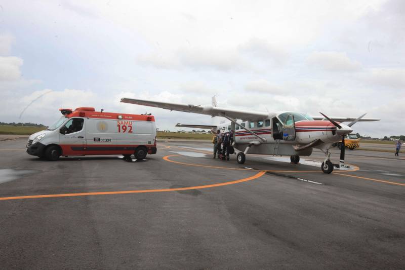 A aeronave do Grupamento Aéreo de Segurança Pública (Graesp) trouxe, nesta sexta-feira (16), para Belém, piloto e passageiros do helicóptero que precisou fazer um pouso forçado, na Ilha do Marajó. O fato ocorreu em uma área de mata entre os municípios de Curralinho e Breves, no dia 15. O resgate dos funcionários da empresa prestadora de energia elétrica no Pará e do piloto foi realizado ainda no final da tarde de ontem, quando o grupamento foi acionado pelo Salvaéreo.
FOTO: RODOLFO OLIVEIRA / AG. PARÁ
DATA: 16.03.2018
BELÉM - PARÁ <div class='credito_fotos'>Foto: Rodolfo Oliveira/Ag. Pará | <a href='/midias/2018/originais/696fb831-5ef6-4ed3-b64e-4984df8e5d8b.jpg' download><i class='fa-solid fa-download'></i> Download</a></div>
