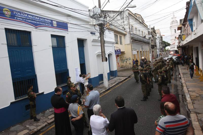 Leia Braúna mora há dois anos e meio no bairro da Cidade Velha e vê com alegria a instalação de uma sede da Polícia Militar na Rua Dr. Assis, bem pertinho de sua casa. O novo prédio da 1ª Companhia do 2º Batalhão da PM foi inaugurado na tarde desta quinta-feira, 5, e agora além de estar mais acessível aos moradores dos bairros da Campina, Reduto e Cidade Velha, oferece melhores condições de trabalho aos militares. O local foi cedido pela Arquidiocese de Belém em fevereiro deste ano de forma gratuita e por tempo indeterminado. Antes disso, a sub-unidade funcionava no 3º andar da seccional do Comércio. O Major Luiz Octávio, comandante do 2º Batalhão, informa que a Companhia atua com 165 policiais militares, que atendem cerca de 24 mil moradores da área. “A proximidade da Polícia Militar com a comunidade é um ponto primordial da instalação da 1ª Companhia, além de ser estratégico, porque se coloca em uma posição de atendimento rápido tanto ao Reduto, quanto para Campina e a própria Cidade Velha”, afirmou o oficial.
FOTO: CARLOS SODRÉ / AG. PARÁ
DATA: 05.04.2018
BELÉM - PARÁ <div class='credito_fotos'>Foto: Carlos Sodré/Agência Pará | <a href='/midias/2018/originais/69713d20-0a9b-412f-b2fc-b65cede43f89.jpg' download><i class='fa-solid fa-download'></i> Download</a></div>