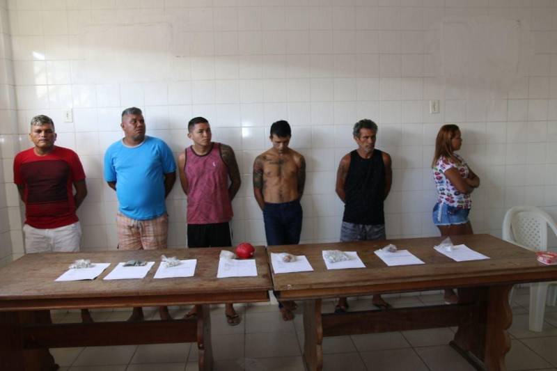256 petecas e 300 gramas de maconha, além de 100 gramas de pasta de cocaína, foram apreendidos na Operação Nêmesis, deflagrada na madrugada deste sábado (07), em Salinópolis, nordeste paraense. Sete pessoas foram presas e já estão à disposição da Justiça. Sob a coordenação do delegado Hennison Jacob Azevedo, diretor da Divisão Estadual de Narcóticos, da Polícia Civil, com o apoio da Secretaria de Estado de Segurança Pública e Defesa Social (Segup), a Operação Nêmesis tem como objetivo o combate e a repreensão ao tráfico de entorpecentes, sobretudo durante o mês de julho, em Salinas. O trabalho começou a partir de um levantamento prévio da Secretaria Adjunta de Inteligência e Análise Criminal (Siac), que há 20 dias deu início ao levantamento que culminou na operação deste final de semana.
FOTO: ASCOM / SGUP
DATA: 07.07.2018
SALINÓPOLIS - PARÁ <div class='credito_fotos'>Foto: Ascom Segup | <a href='/midias/2018/originais/697bb4fa-d3d7-4f18-bba6-67056f566871.jpg' download><i class='fa-solid fa-download'></i> Download</a></div>