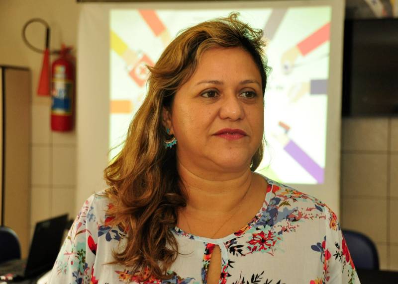 “Aqui vamos trabalhar toda a rede de cuidados da oncologia desde a parte da promoção, a prevenção, diagnóstico, tratamento, reabilitação e cuidados paliativos. E trazer para os alunos ensinamento teóricos e práticos – trabalhando a problematização, vivências e experiências”, explicou Patrícia Martins, coordenadora estadual de Oncologia e professora do curso
FOTO: JOSÉ PANTOJA / ASCOM SESPA
DATA: 19.03.2018
BELÉM - PARÁ <div class='credito_fotos'>Foto: José Pantoja / Ascom Sespa | <a href='/midias/2018/originais/697e9d11-4080-48f9-b31c-5218c3d5d930.jpg' download><i class='fa-solid fa-download'></i> Download</a></div>