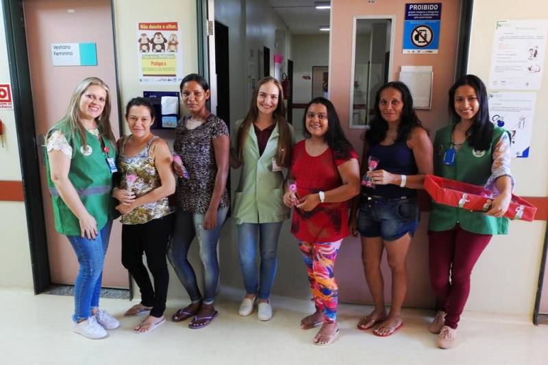 A lembrança foi ainda mais especial para ela, já que Kedma fez parte do grupo de mães que ajudaram na confecção desses brindes, canetas decoradas com uma rosa no topo. As acompanhantes participaram de oficinas para produzir os materiais e presentear as mães na unidade – usuárias, acompanhantes e colaboradoras.
FOTO: ASCOM HRPT
DATA: 13.05.2018
ALTAMIRA - PARÁ <div class='credito_fotos'>Foto: ASCOM HRPT | <a href='/midias/2018/originais/6997aa43-e23b-4794-9bd0-29fa2a2adfd5.jpg' download><i class='fa-solid fa-download'></i> Download</a></div>