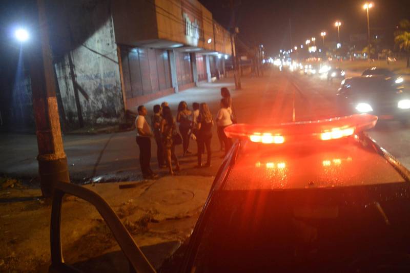 Ser reconhecido como alguém que merece respeito ou ter um documento que permita a identificação como um indivíduo na sociedade. Esse foi o resultado da “Pista Cidadã”, ação realizada na noite desta sexta-feira, 13, pela Secretaria de Estado de Segurança Pública e Defesa Social (Segup), em conjunto com a Secretaria de Estado de Justiça e Direitos Humanos (Sejudh), Ordem dos Advogados do Brasil (OAB) e Comitê de Enfrentamento à LGBTFOBIA.

FOTO: ELIELSON MODESTO / ASCOM SEGUP
DATA: 13.04.2018
BELÉM - PARÁ <div class='credito_fotos'>Foto: Elielson Modesto / Ascom Segup   |   <a href='/midias/2018/originais/69981580-6669-4b32-b125-27ca50967568.jpg' download><i class='fa-solid fa-download'></i> Download</a></div>