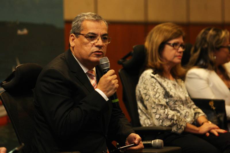 No segundo dia do Fórum Permanente de Prefeitos e Prefeitas dos Municípios Sustentáveis, no Hangar Convenções e Feiras da Amazônia, gestores compartilharam experiências sobre a “Captação de Recursos, Soluções e Parcerias - Governança compartilhada como pressuposto para a Gestão Eficiente”. Nesta quinta-feira (8), também foram assinadas ordens de serviços entre Governo do Estado e prefeituras para obras de infraestrutura e educação que totalizam um valor de mais de 50 milhões de reais. De serviços de pavimentação asfáltica a reforma e ampliação de escolas, os convênios e ordens de serviço totalizam R$52.946.186,86, recursos a serem repassados pelo Governo do Estado e pelo BID, Banco Interamericano de Desenvolvimento, com a contrapartida de alguns municípios. Na foto, o auditor geral do Estado, Roberto Amoras.
FOTO: SIDNEY OLIVEIRA / AG PARÁ
DATA: 08.02.2018
BELÉM - PARÁ
<div class='credito_fotos'>Foto: Sidney Oliveira/Ag. Pará | <a href='/midias/2018/originais/699c5250-8127-4d9e-a4dc-211b0dfd7f7b.jpg' download><i class='fa-solid fa-download'></i> Download</a></div>
