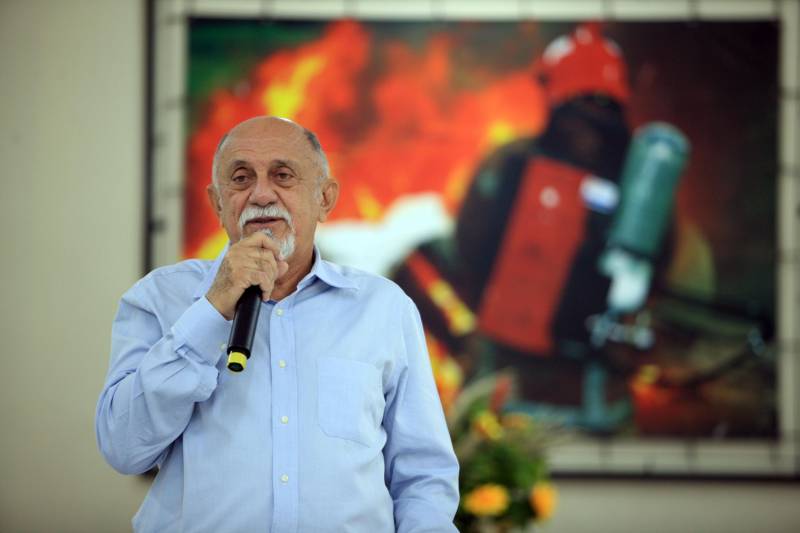 O governador Simão Jatene foi homenageado nesta sexta-feira, 14, com um café da manhã no Quartel do Corpo de Bombeiros Militar do Pará. A homenagem foi feita pela cúpula da Segurança Pública do Estado.

FOTO: MÁCIO FERREIRA / AG. PARÁ
DATA: 14.12.2018
BELÉM - PARÁ <div class='credito_fotos'>Foto: MÁCIO FERREIRA/ AG. PARÁ   |   <a href='/midias/2018/originais/699daecf-b933-4bb4-88d2-7d5710896cd1.jpg' download><i class='fa-solid fa-download'></i> Download</a></div>