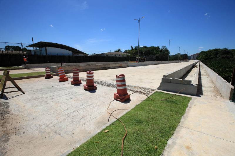 Com a chegada do verão, as obras de prolongamento da Avenida João Paulo II (foto) entram em ritmo acelerado. A partir do final desta semana, o número de operários envolvidos na obra, que hoje chega a 350, vai passar a ser de 600, o que garantirá maior celeridade na conclusão das obras, previstas para até o final de julho. “Faltam menos de 10% para que a gente conclua toda a obra. São detalhes de pavimentação nas vias de acesso, calçada, gradil, iluminação, o que a gente chama de acabamento. E nesse acabamento, incluímos também as passarelas, que são montadas fora e, a partir daí, são levadas para o canteiro de obra e colocadas em seus devidos lugares. As passarelas são importantes para segurança dos pedestres que vão precisar atravessar a João Paulo. Da mesma forma, a sinalização horizontal e vertical são fundamentais para circulação dos pedestres, motoristas, motociclistas e ciclistas por toda a avenida. A expectativa é que possamos entregar o mais breve possível o prolongamento da Avenida João Paulo II à população, de forma a garantir melhoria da qualidade de vida, saúde, lazer, mobilidade e mais segurança para quem mora nessa área”, informa o diretor geral do Núcleo de Gerenciamento de Transportes Metropolitano (NGTM), César Meira.

FOTO: MÁCIO FERREIRA / AG. PARÁ
DATA: 12.06.2018
BELÉM - PARÁ <div class='credito_fotos'>Foto: MÁCIO FERREIRA/ AG. PARÁ   |   <a href='/midias/2018/originais/699e7323-e231-473d-9205-8af40113144b.jpg' download><i class='fa-solid fa-download'></i> Download</a></div>