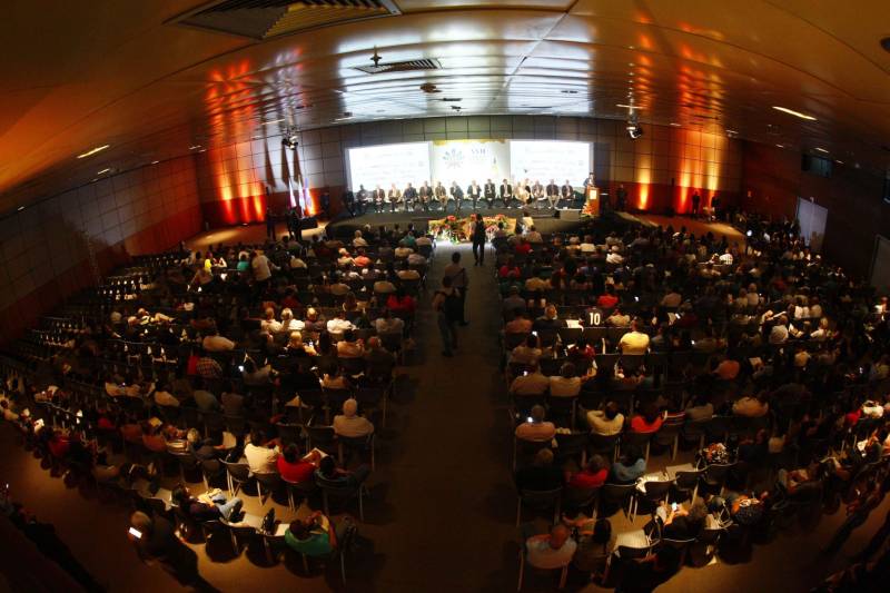 Autoridades, cientistas, empresários e produtores rurais participaram, na noite desta segunda-feira (12), no Hangar Convenções e Feiras da Amazônia, da abertura do XVII Congresso Brasileiro de Mandioca e do II Congresso Latino-Americano e Caribenho de Mandioca, os dois mais importantes eventos voltados à mandiocultura no Brasil e no continente, que ocorrem pela primeira vez no Pará.
FOTO: THIAGO GOMES / AG. PARÁ
DATA: 12.03.2018
BELÉM - PARÁ <div class='credito_fotos'>Foto: Thiago Gomes /Ag. Pará | <a href='/midias/2018/originais/69a2246f-7756-4b4f-b958-75476663455e.jpg' download><i class='fa-solid fa-download'></i> Download</a></div>