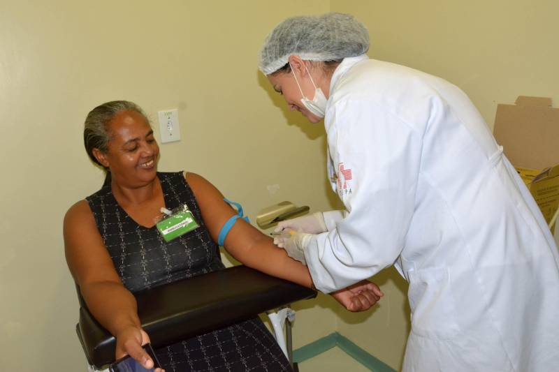 Referência na assistência de pacientes oncológicos, a Unidade de Alta Complexidade em Oncologia Dr. Vítor Moutinho (Unacon), em Tucuruí, no sudeste paraense, aderiu ao movimento nacional do “Junho Vermelho” de incentivo à doação voluntária de sangue junto aos colaboradores, familiares e amigos de usuários.

FOTO: ASCOM UNACON
DATA: 25.06.2018
TUCURUÍ - PARÁ <div class='credito_fotos'>Foto: Ascom Unacon   |   <a href='/midias/2018/originais/69a932f0-6f88-4a34-9104-478f7791aa57.jpg' download><i class='fa-solid fa-download'></i> Download</a></div>
