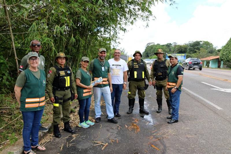 Agentes de educação para o trânsito e de fiscalização do Departamento de Trânsito do Estado (Detran) promoveram um trabalho preventivo e de fiscalização junto aos condutores de veículos, na manhã de sábado (31), no Distrito de Mosqueiro. A ação educativa, feita em parceria com a Polícia Rodoviária Estadual (PRE), na PA 391, alcançou cerca de 150 condutores, que foram orientados sobre o uso dos equipamentos de segurança, cuidados com pedestres e ciclistas e sobre a responsabilidade de cada um para garantir a segurança viária.
FOTO: ASCOM DETRAN
DATA: 31.03.2018
MOSQUEIRO - PARÁ <div class='credito_fotos'>Foto: ASCOM DETRAN | <a href='/midias/2018/originais/69aa2b1d-7a24-497f-bc2e-236c2d80fbf5.jpg' download><i class='fa-solid fa-download'></i> Download</a></div>