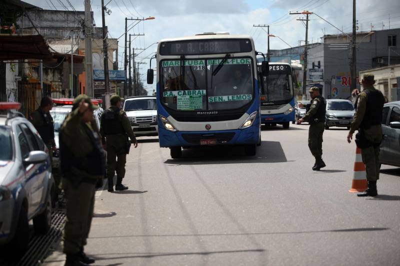 Militares do 1º Batalhão de Policiamento Militar (BPM) realizaram na manhã desta terça-feira, 15, a operação Ônibus Seguro, no bairro do Barreiro, em Belém. Quinze policiais em quatro viaturas, subordinados ao Comando de Policiamento da Capital, participaram da operação fazendo a abordagem e revista nos ônibus que circulam no perímetro, assim como a orientação aos usuários. Durante as duas horas da operação realizada nesta terça-feira, 15, pela manhã, na Pedro Álvares Cabral com Passagem Mirandinha (foto), nenhuma ocorrência foi registrada.

FOTO: THIAGO GOMES / AG. PARÁ
DATA: 15.05.2018
BELÉM - PARÁ <div class='credito_fotos'>Foto: Thiago Gomes /Ag. Pará   |   <a href='/midias/2018/originais/69bac149-eb23-445d-87d4-d58d441ca000.jpg' download><i class='fa-solid fa-download'></i> Download</a></div>