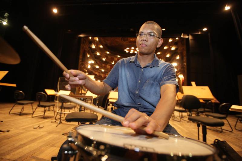 A melhor orquestra sinfônica do Brasil em 2017, eleita por revista especializada, fará uma apresentação especial ao ar livre, nesta sexta-feira, 16, para marcar a reabertura do Parque Estadual do Utinga, numa integração entre música e natureza, assim como propôs o compositor e maestro Heitor Villa-Lobos em “Floresta do Amazonas”. O regente da Orquestra Sinfônica do Teatro da Paz, Miguel Campos Neto, é um dos mais ansiosos pelo evento. Na foto, o percussionista Magno Moraes, há 10 anos na Orquestra, também exaltou a ideia.
FOTO: MÁCIO FERREIRA / AG. PARÁ
DATA: 16.03.2018
BELÉM - PARÁ <div class='credito_fotos'>Foto: MÁCIO FERREIRA/ AG. PARÁ | <a href='/midias/2018/originais/69c5f879-5b6e-4a8b-9f15-6b2533830e14.jpg' download><i class='fa-solid fa-download'></i> Download</a></div>