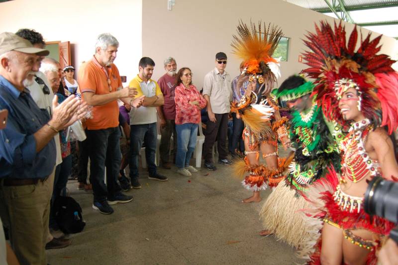 O Governo do Estado inaugurou nesta quarta-feira (19) o Complexo de Visitação do Parque Estadual de Monte Alegre, na região Oeste do Pará. O complexo está localizado na Área de Proteção Ambiental Paytuna, entre as comunidades Ererê, Maxirá, Paytuna, Maxirazinho, Lajes e Santana. O espaço conta com pórtico de entrada, centro de visitação, circuito de malocas, trilha, estruturas para visitação dos dois principais sítios arqueológicos desta área - a Serra da Lua e a Pedra do Mirante - e servirá como um importante equipamento para preservação do patrimônio arquelógico, histórico, além de fomentar a educação ambiental e patrimonial entre os estudantes e a população em geral.

FOTO: MÁCIO FERREIRA / AG. PARÁ
DATA: 20.12.2018
MONTE ALEGRE - PARÁ <div class='credito_fotos'>Foto: MÁCIO FERREIRA/ AG. PARÁ   |   <a href='/midias/2018/originais/69d26122-8fa3-49da-930f-c5ecfb006640.jpg' download><i class='fa-solid fa-download'></i> Download</a></div>