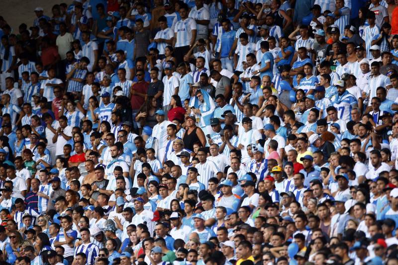 Foram exatos dois meses tentando assistir ao seu primeiro Re x Pa em 2018. Neste domingo, finalmente, a estudante Hendrea Souza convenceu o noivo, Arthur Pantoja, a levá-la ao Estádio Olímpico do Pará, o Mangueirão. E logo numa final. "Só trouxe porque vim no domingo passado e vi algumas mudanças no esquema de segurança", disse Arthur. "Tem mais policiais e a bebedeira em volta do estádio praticamente acabou", afirmou. As mudanças realmente aconteceram a partir do clássico do último dia primeiro e já surtiram efeito. A chamada “Operação Mangueirão” pôs em prática ações de ordenamento no entorno do estádio, com início a partir das 7h30 e encerramento às 20h. A operação determina a delimitação de espaço para atuação de vendedores ambulantes, proibição de veículos com sons automotivos ao redor do estádio e de barracas irregulares, seis pontos de bloqueio e dois para o ingresso de comerciantes e orientações ao público.
FOTO: THIAGO GOMES / AG. PARÁ
DATA: 08.04.2018
BELÉM - PARÁ <div class='credito_fotos'>Foto: Thiago Gomes /Ag. Pará | <a href='/midias/2018/originais/69dfe642-f042-499c-aeff-7abd449ad5b0.jpg' download><i class='fa-solid fa-download'></i> Download</a></div>